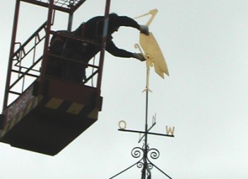 Plaatsing windwijzer boven op schoorsteenkap